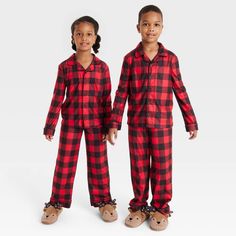 Dress up your kid in fun and festive style with the Buffalo Check Flannel Holiday Matching Family Pajama Set from Wondershop™. This two-piece pajama set includes a collared sleep shirt and a pair of pull-on pajama pants, both covered with a red and black buffalo check pattern for a classic look. The top comes with front buttons for easy dressing and changing, while the pants have comfort elastic to help keep them in place. Crafted from soft fabric, the pieces are comfortable to wear all through Pj Photoshoot, Flannel Pjs, Santa Pajamas, Old Navy Pajamas, Family Pajama Sets, Old Navy Kids, Red Buffalo Plaid, Toddler Pajamas, Christmas Pajama Set