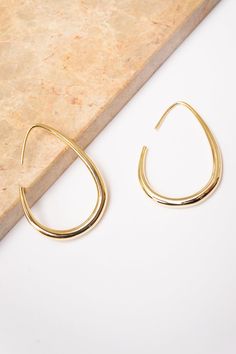 Gold threader hoop earrings go with everything! Elegant and lightweight enough for everyday wear. Dimensions: 1.5 x 1" (4 cm) Materials: Copper, 18k Gold Plating Ships in a branded jewelry pouch and box, perfect for gift giving! Jewelry Pouch, Gift Giving, Gold Plating, 18k Gold, Everyday Wear, Gold Plate, Hoop Earrings, Copper, Plating