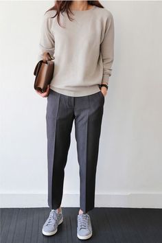 para un viernes casual en el trabajo... Minimalisticky Chic, Outfit Sporty, Minimalist Outfits, Outfits Dresses, Fashion Minimalist, Mode Casual, Business Outfit, Sneakers Outfit, Grey Pants