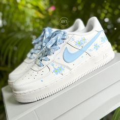 Custom Air Force 1 Sneakers Blue Flowers. Low Tops. 🎨Artwork: -Exactly as shown in the picture. -Fully hand painted. -Applied Special Acrylic Paint for Shoes and Finisher for more Durability.  -Waterproof and flexible. 👟Sneakers: -100 % Authentic Air Force 1 Sneakers, purchased at official stores in the US, then customized by hand.  📐Size: -C (Child) Y (Youth) W (Women) M (Men.) -Women's sizes might be converted into their equivalent Youth's or Men's: 6.5Y - 8W or 8.5M - 10W, for example. Ple Paint For Shoes, Tenis Air Force, Nike Shoes Women Fashion, Air Force 1 Sneakers, Pretty Sneakers, Boty Nike, Colorful Sneakers, Preppy Shoes, Nike Fashion Shoes