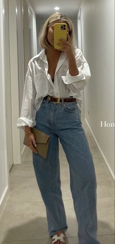 White Shirt Mom Jeans Outfit, White Shirt Outfit Going Out, Mom Jeans White Shirt, Mom Jeans With White Shirt, White Shirt And Wide Leg Jeans Outfit, Wide Jeans Outfit Aesthetic, Collared Shirt Outfit Aesthetic, White Blouse Outfit Casual, Mom Jeans Outfit Aesthetic