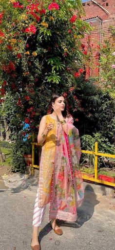 Simple Indian Suits, Smart Casual Women Outfits, Pakistani Fashion Casual, Casual Indian Fashion, Salwar Kamiz, Indian Dresses Traditional, Traditional Indian Outfits