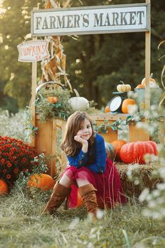 Fall mini session. Pumpkin stand Pumpkin Stand Photoshoot, Pumpkin Stand Mini Session, September Mini Session Ideas, Fall Photo Mini Session Ideas, Studio Fall Mini Sessions, Pumpkin Patch Mini Session, Fall Farm Photoshoot