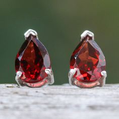 In jewelry, it is often believed that the pear cut represents a tear of joy, making this gemstone shape prominent in glamorous accessories. Drawing inspiration from refined trends, Thailand's Roongnapa presents these sterling silver drop earrings with two natural garnet jewels in a faceted style and pear shape, symbolizing perseverance and totaling one carat. Elegant Pear-shaped Faceted Earrings, Elegant Faceted Pear-shaped Earrings, Elegant Faceted Pear-shaped Jewelry, Fine Jewelry Sterling Silver Teardrop Earrings, Sterling Silver Pear-shaped Teardrop Earrings, Sterling Silver Pear-shaped Teardrop Earrings, Fine Jewelry, Pear-shaped Teardrop Earrings For Anniversary, Silver Pear-shaped Teardrop Earrings, Classic Teardrop Pear-shaped Earrings As Gift