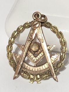 Vintage Masonic 10kt Gold With Engraved Moon Stone Pendant. Measures 1.25" Wide x 1" Tall The Moon Stone in the cent has a face engrave and the lights are surrounded by a wreath . The light is red gold and hallmark 10k there is no hallmark on the yellow  gold wreath. This was given to  the WM in 1944 from Jeff Lodge 340 F&AM This is a very nice vintage piece and piece of masonic history Symbolic Coin-shaped Collectible Jewelry, Victorian Medallion Jewelry With Hallmark, Symbolic Collectible Coin Jewelry, Antique Commemorative Round Jewelry, Bronze Medallion Jewelry For Commemoration, Antique Round Jewelry For Commemoration, Vintage Compass Pendant Jewelry, Vintage Round Compass Jewelry, Antique Gold Jewelry For Commemoration