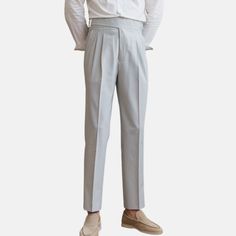 Unsere High Waist Business Trousers sind eine sartoriale Hommage an die zeitlose Eleganz des Old Money Stils. Speziell für den anspruchsvollen Mann geschneidert, verkörpert diese Hose einen Hauch von raffiniertem Charme und stattlicher Raffinesse.
Die Hose wurde sorgfältig aus hochwertigem Polyester gefertigt, einem Stoff, der sich durch seine Strapazierfähigkeit und Leichtigkeit auszeichnet. Das bequeme und dennoch elastische Material sorgt dafür, dass die Hose ihren maßgeschneiderten Look den Slim Fit Bottoms For Spring Semi-formal, Slim Fit Bottoms For Semi-formal Spring Occasions, Elegant Summer Ankle-length Chinos, Summer Elegant Ankle-length Chinos, Elegant Tailored Pants With Hidden Button Closure, Elegant Semi-formal Pants With Hidden Button Closure, Classic Chinos For Business Casual In Summer, Elegant Pleated Cotton Bottoms, Classic White Dress Pants For Semi-formal