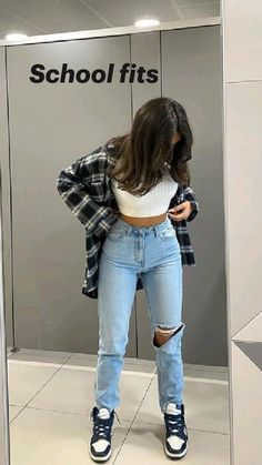 Styling Ripped Jeans, Pakaian Hipster, Mom Jeans Outfit Summer, Mom Jean Fits, Estilo Tomboy, Mode Emo, Ripped Jeans Outfit, Jeans Outfit Winter, Mom Jeans Outfit