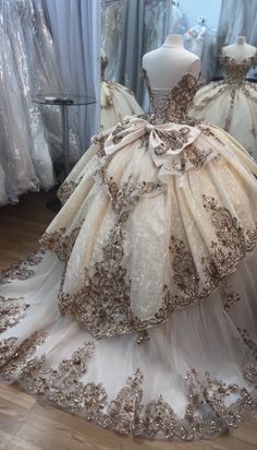 Gold quince dress 👗💛 Quince Dresses Unique, Quince Dresses Corset, Quinseñeras Dress Gold, Quince Dresses Brown, Old Money Quince Dress, Champagne Dress Quince, Ivory And Gold Quinceanera Dress, Gold Quince Venue Ideas, White With Gold Quinceanera Dresses