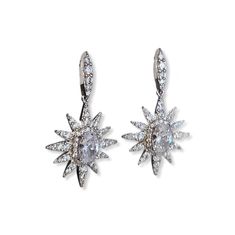 Northern / Snowflake Earrings with Cubic Zirconia: Immerse yourself in the sparkling magic of the North Star / Snowflake Earrings with Cubic Zirconia. These beautiful earrings with their polar star motif made of rhodium-plated 925 silver are a must-have for anyone looking for unique jewelry. The highlight of these earrings is the halo style, where a radiant main stone is surrounded by a multitude of smaller stones. The cubic zirconia stones are artfully set in star and snowflake spokes, giving t Polar Star, Star Snowflake, Star Motif, Snowflake Earrings, Halo Earrings, Halo Style, North Star, Le Point, Rhodium Plated