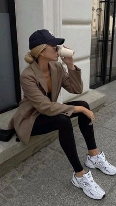 Looking for outfit ideas for fall 2023? I'm sharing my favorite fall outfits and style trends that are going to be huge this year! Women's fashion #ootd #style Sporty Chic Outfits, Shoes Names, New Balance Outfit, Look Legging, Footwear Fashion, Neue Outfits, Stil Elegant, Legging Outfits, Athleisure Outfits