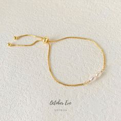 This bracelet is made with a gold-filled box chain and freshwater pearl, the length is adjustable and easy to wear! Dainty Pearl Bracelet｜Adjustable Box Chain Bracelet｜Gold Filled Bracelet｜Simple Bracelet｜Slider Bracelet｜Minimalist｜Bridesmaid Gift DETAILS ✄  Freshwater Rice Pearl: 5.5-6mm ✄  Adjustable Length Up To 9 Inch ✄  Chain thickness: 1mm Visit our shop for different types of adjustable box chain bracelet: https://www.etsy.com/listing/1012102274/dainty-pearl-bracelet-adjustable-box?ref=shop_home_active_11&frs=1   PACKING ꕤ All jewelry pieces are packed with great care and come with a jewelry pouch. If you are gifting and need the items with a box, please feel free to leave a note at check out requesting one.  Thank you for visiting my shop! Dainty Pearl Bracelet, Minimalist Bridesmaid, Slider Bracelet, Bracelet Minimalist, Bracelet Simple, Simple Bracelets, Gold Bracelet Chain, Bracelet Gold, Box Chain