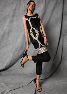 1 Piece Outfit, Black Kurti, Shirt And Trouser, Saira Shakira, Neck Designs For Suits, Gifts Packaging, B Fashion, Fashion Design Dress, Pakistani Bridal Dresses