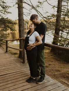 Couple standing in a forest at a lake in Switzerland at their Maternity Photoshooting. Woman is pregnant and wearing dungarees. Camping Maternity Photos, Forest Pregnancy Photoshoot, Nature Maternity Photos, Pregnancy Photos Couples, Bump Photos, Forest Photos, Pregnant Couple, Maternity Poses, Family Maternity