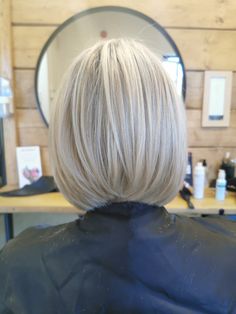 Silver Bobs, Hair Bobs, Blonde Layered Hair, Bob Haircut Ideas, Gorgeous Gray Hair, Chin Length, Hair Cutting Techniques, Gray Hair Cuts