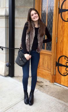 Looks on Campus: Isabella - Franklin & Marshall College. Perfect outfit formula: Chunky ankle booties + fur vest + simple basics. Fur Vest Outfit, Looks Camisa Jeans, College Outfits Casual, College Outfits Comfy, College Outfits Winter, Fall College Outfits, Fashion Pics, Student Fashion