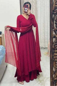 Best Party Wear Outfit Ideas For Ladies - New year party outfit winter dress ideas New Year Party Outfit Winter, New Year Party Outfit, Winter Dress Ideas, Party Outfit Winter, Desi Dress, Diwali Outfits, Pakistani Fancy Dresses