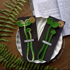 two bookmarks made to look like flowers are sitting on a plate