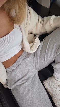 Light Grey Sweatpants Outfit, Sweats Outfits, Sweatpants Outfits, Sweats Outfit, Cute Lazy Outfits, Casual School Outfits, Lazy Outfits, Fall Inspo