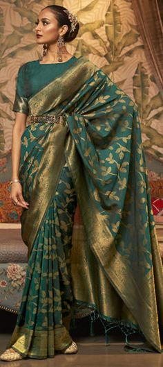 Green color Saree in Art Silk, Silk fabric with Weaving work Chinon Saree, Saree Bollywood, Ethnic Sarees, Green Saree, Art Silk Sarees, Kanjivaram Sarees, Stylish Sarees, Wear Saree, Chiffon Saree