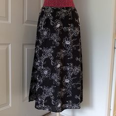 This Is A New With Tags Sagharbor Black And White Floral Skirt. It Is Size 6. This Skirt Is Fully Lined, And Has Zipper In Back. Beach A-line Lined Skirt, Black Long Skirt For Beach, Long Black Skirt For Beach, Black Skirt With Elastic Waistband For Beach, Black Long Beach Skirt, Black Flared Beach Skirt, Black Flared Skirt For Beach, Black Flared Skirt For The Beach, Black Long Skirt For Vacation