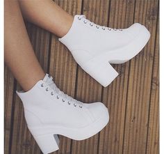 White shoes Pili Boot Heels, Shoes Boot, Casual Outfit Ideas, Best Casual Outfits, Kawaii Shoes, Hype Shoes, Girly Shoes, Aesthetic Shoes, White Heels