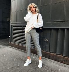 30 looks para quem ama calça xadrez - Guita Moda Sweater Street Style, Plaid Pants Outfit, Casual Chic Spring, Checkered Pants, Outfit Chic, Street Style Edgy, Checked Trousers, Casual Chic Style, Plaid Pants