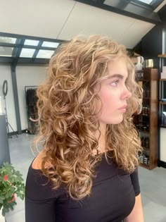 Lightly Permed Hair, Curly Brown Hair With Blonde Highlights, Caramel Curly Hair, Dark Blonde Curly Hair, Dirty Blonde Curly Hair, Curly Hair 90s, Honey Blonde Curls, Curly Dyed Hair, Light Brown Curly Hair