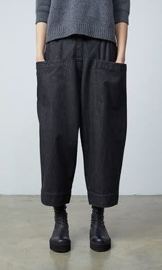 Polder pants - washed black - Plümo Ltd Loose Womens Pants, Black Cropped Pants, Large Clothes, 가을 패션, Looks Style, Fashion Sewing, Wearing Black, Minimalist Fashion, Sewing Ideas