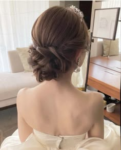 Long Sleeve Ball Gown Wedding Dress, Beige Hair, Hair Upstyles, Tiara Hairstyles, Wedding Makeup Looks, Peinados Fáciles Para Cabello Corto