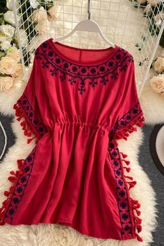 Casual Spring Kaftan With Tassels, Spring Casual Tassel Kaftan, Casual Tunic Top With Tassels, Casual Spring Poncho With Tassels, Casual Summer Poncho With Tassels, Casual Red Tassel Top, Casual Red Tops With Tassels, Red Tassel Tops For Beach, Red Tassel Beach Tops