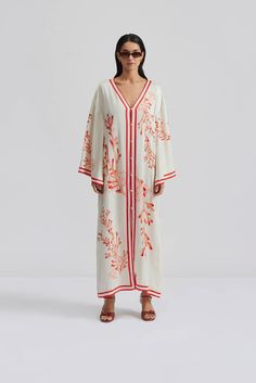 Vid oversized mönstrad satin kaftan med knappar framtill.  [b]DETALJER[/b] • Ledig passform • Knappar framtill • 50% Ecovero Viskos 50% Viskos • 30 grader fintvätt  ECOVERO ™ Viskos-tyget som härrör från certifierade förnybara träkällor med en miljöansvarig produktionsprocess genom att uppfylla höga miljöstandarder, LENZING ™ ECOVERO ™-fibrer skräddarsys för en hållbar livsstil och bidrar till en renare miljö. Fibrerna har certifierats med EU Ecolabel för att uppfylla höga miljökrav under hela s Satin Kaftan, Summer Occasion Dress, Co Ords Outfits, Printed Kaftan, Wedding Dress Silhouette, Veil Accessories, Plain Dress, Red High, Coral Red