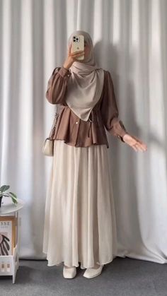 Yang mau spill semua outfit nya, langsung klik kunjungi di bawah ya 👇🏻 Muslim Outfit Ideas, Muslim Girl Outfits, Fashion Outfits Hijab, Modest Outfits Muslim, Outfits Muslim, Stylish Outfits Casual, Modest Casual Outfits, Muslimah Outfit, Outfits Hijab