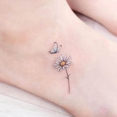 Butterfly With Daisy Flowers Tattoo, Small Butterfly On Flower Tattoo, Daisy Butterfly Tattoo Designs, Small Tattoos Daisy Flower, Small Butterfly Flower Tattoo, Tiny Flower Tattoos For Women, Daisy Tattoo Hand, Butterfly With Daisy Tattoo, Daisy Tattoo With Butterfly