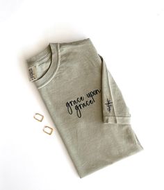 Basic Cotton Tops With Custom Embroidery And Relaxed Fit, Basic Relaxed Fit Top With Custom Embroidery, Long Sleeve Cotton Shirt With Embroidered Text, Cotton Long Sleeve Shirt With Embroidered Text, Basic Embroidered Cotton Tops, Basic Cotton Tops With Letter Embroidery, Green Relaxed Fit Top With Letter Embroidery, Crew Neck Cotton Shirt With Embroidered Text, Basic Cotton Tops With Embroidered Text