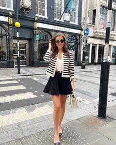 Stripe Cardigan Outfit, Outfit Office, Classic Style Outfits, Paris Mode, Chic Skirts, Stripe Outfits, Paris Outfits, Preppy Outfit, Chic Outfit