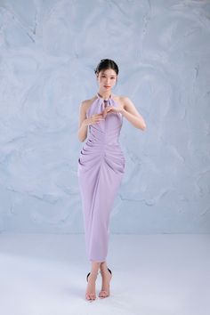 The dress is a perfect blend of sophistication and modern style. It features a sarong-style skirt, a halter neckline, and a back tie for a custom fit. This dress is sure to turn heads with its sleek silhouette and timeless elegance. Purple Silk Dress, Thai Silk Dresses, Dress Kondangan, Mean Blvd, Thai Silk, Purple Outfits, Silk Midi Dress, Purple Silk, Formal Outfit