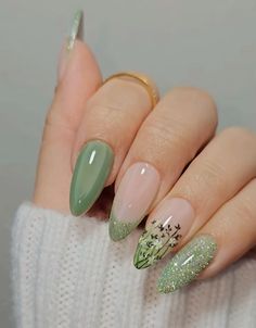 Midsummer Nail Ideas, Faerie Nail Art, Bridgerton Inspired Nails Ideas, Nail Green And Pink, Sage Green And Lilac Nails, Fairy Vibe Nails, Garden Theme Nails, Nail Art Inspo Aesthetic 2024, Bridgerton Nails Design