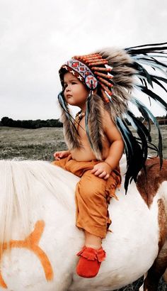 Indian Pics, Perfect Photography, Native American Drawing, Native American Children, Native Child, Indian Feathers, Indian Hat, Black Rooster, Native American Images