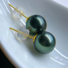 Stunning Tahitian Peacock Pearl Stud, 9.4mm,  Vivid Gem Green Pearl. Very stunning.  18K Yellow gold.   Lustrous Beauty   Classic Style  Pearls ★ Pearl: Genuine Tahitian pearl, saltwater  ★ Size: 9.4 mm ★ Shape: Round ★ Color: Natural untreated, Super Vivid Green, Stunning ★ Luster: Very High Luster, Wonderful  ★ Surface: Nice, Mirror Like and Mostly clean, gentle texture, minor imperfection not visible when wear  Earrings ★ Metal: 18K Yellow Gold, Classic Style and comfortable to wear Shipping Green Round Classic Pearl Earrings, Peacock Pearl, White Pearl Earring, Earring Stud, Green Pearls, Earrings Metal, Pearl Earring, Tahitian Pearls, Pearl Stud Earrings