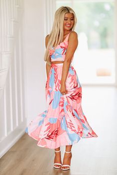 We love this tropical floral pattern on this tiered maxi skirt. It goes great with the crop top that is sold separately. Fit: True to size, model is 5'6 wearing size small Tropical Floral Pattern, White Dress Formal, Feather Tops, Summer Sundress, Tiered Maxi Skirt, Beach Bridal, Top Graphic Tees, Tropical Floral, Semi Formal