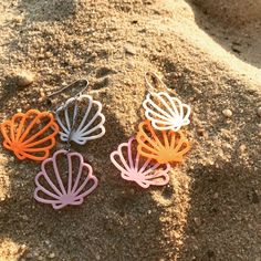 Shell, yeah you should have these! 🏖🌞🏖🌞🏖🌞 [Need I Say Shore? 3D Printed Earrings; $10 on rplusddesigns.com] 🏖🌞🏖🌞🏖🌞 #shellearrings #summerearrings #beachearrings #3Dprintedearrings #jewelryalwaysfits  #madeinqueens #madeinnyc #handmadeinnewyork #locallymade #3Dprinted #3Dprint #womenin3Dprinting  #shopsmall #givewomenyourmoney #womanownedbusiness #shoplocal #supportlocalbusiness #NYhandmadecollective #rplusd #kitschplease 3d Printed Earrings Christmas, Earrings 3d Print, 3d Print Earrings, 3d Printer Jewelry, Glowforge Ideas, Shell Yeah, Printed Earrings, 3d Printed Earrings, Engraving Ideas