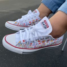 These White Low Top Converse have a fresh and colorful flower field on both outside panels of each shoe! Perfect for any occaision including your big day! We buy each pair of shoes BRAND NEW. Each pair is made to order, please make sure you put in the correct shoe size before you check out. The ink is permanent and will never come off, fade away, or peel off. Made in the USA. This price includes everything: shoes and artwork. Each pair of shoes is made-to-order and takes 3 - 4 weeks to ship usua Wedding Shoes White, White Low Top Converse, Custom Wedding Shoes, Custom Shoes Diy, Low Top Converse, White Wedding Shoes, Flower Shoes, Sneaker Tee, Take A Walk