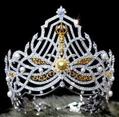 Miss Thailand, Crystal Crown Tiaras, Jewel Art, Crystal Crown Wedding, Ombre Prom Dresses, Crown Wedding, Fantasy Castle, Crystal Crown, Royal Jewels