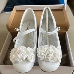 Brand New Never Used Size 4 Girl’s White Dress Shoes, For First Communion, Flower Girl, Or Other Special Occasions Has Decorative White Flowers With Little White Beads In The Middle. Rubber Non Slip Outsole Communion Shoes, First Communion Shoes, Flower Girl Shoes, White Dress Shoes, Wedding Flower Girl, Cape Dress, First Communion, White Beads, Girls Shoes