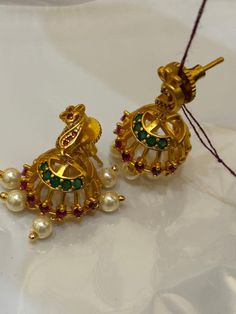 Gold replica, made with stones, pearls and peacock-shaped Jhumkha! Ask for more pictures Peacock Design Jhumkas For Party And Festivals, Festival Peacock Design Jhumkas For Parties, Party Peacock Design Jhumkas For Festivals, Temple Jewelry Style Jhumkas With Peacock Design, Elegant Kundan Jhumkas With Peacock Design, Temple Jewelry Style Peacock Design Jhumkas, Temple Jewelry Peacock Design Jhumkas, Elegant Festive Jhumkas With Peacock Design, Temple Jewelry Peacock Jhumkas