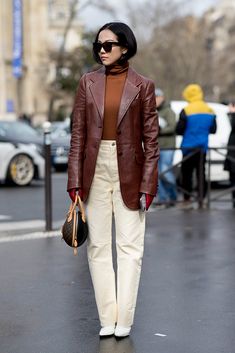 How to Wear Denim to Work Brown Blazer Street Style, Brown Leather Blazer Outfit Street Style, Leather Brown Blazer Outfit, Leather Blazer Work Outfit, Brown Leather Blazer Outfit, Brown Turtleneck Outfit, White Leather Blazer, Leather Blazer Outfit, Brown Leather Blazer