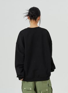 基本款大廓形運動衫（男女皆宜）CM317 Style Tomboy, Blank Apparel, Sweatshirt Mockup, Outfits Winter, Oversized Sweatshirt, Style Outfits, Body Size, Hoodie Dress, Solid Black