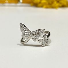 Vintage Sterling Silver White Topaz Butterfly Ring ...Marked 925...Total of weights 1.8gramsMeasure of Face 18.7MM...It's in very good condition. Brilliant Cut White Gold Butterfly Ring For Gift, Silver Butterfly Ring With Brilliant Cut For Anniversary, Formal Silver Butterfly Ring With Brilliant Cut, Silver Diamond Butterfly Ring With Brilliant Cut, Silver Butterfly Ring With Prong Setting, Silver Butterfly Ring With Vvs Clarity For Wedding, Silver Cubic Zirconia Butterfly Ring For Anniversary, Silver Butterfly Ring With Diamond Accents, Silver Butterfly Ring With Diamond Accents For Gift