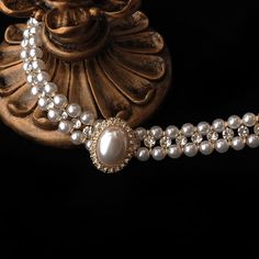 A necklace you'll want to wear to a secret ball held only on full moon nights.
 While wearing a mask and enjoying a mysterious look, you can create an elegant beauty around your neck.
 The pearl that shines in the center is impressive, and its gorgeous appearance will captivate the hearts of those around you.



 <Size>



 Chain length: 33cm+11cm






 <Material>



 alloy

 pearl

 Silver925






 <Others>



 Please refrain from ordering if you are allergic to metals or if plating does n Formal Pearl White Choker Necklace, Formal Pearl White Pearl Drop Choker, Formal Pearl White Choker With Pearl Drop, Adjustable Pearl Necklace For Party, Round Pearl Chain Necklace For Parties, Party Pearl Necklace With Pearl Pendant, Pearl White Choker With Pearl Charm For Party, Pearl Pendant Jewelry For Party, Formal Pearl Choker Necklace