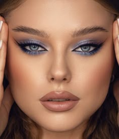 Navy Blue Dress Makeup, Neon Prom Dresses, Maquillage On Fleek, Cute Eyeshadow Looks, Mode Editorials, Prom Makeup Looks, Formal Makeup, Braut Make-up, Glam Look